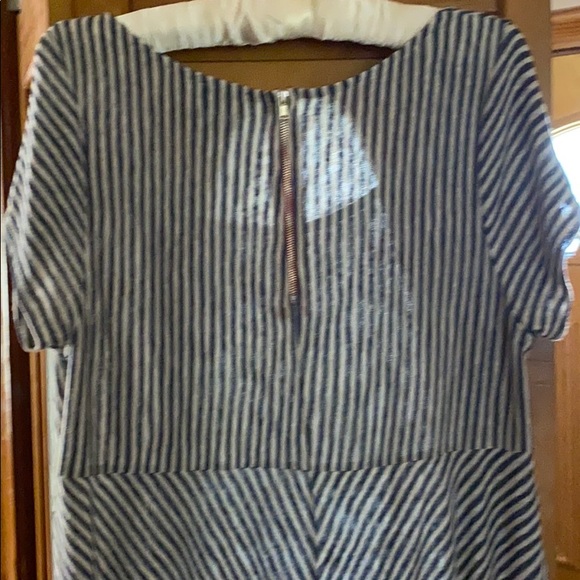 W5 Short Sleeve Long Top with Back Zipper - Picture 3 of 3